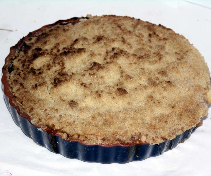 Rhubarb and chocolate crumble